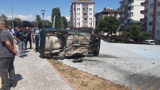 Yoldan çıkan otomobil otoparkın çatısına uçtu