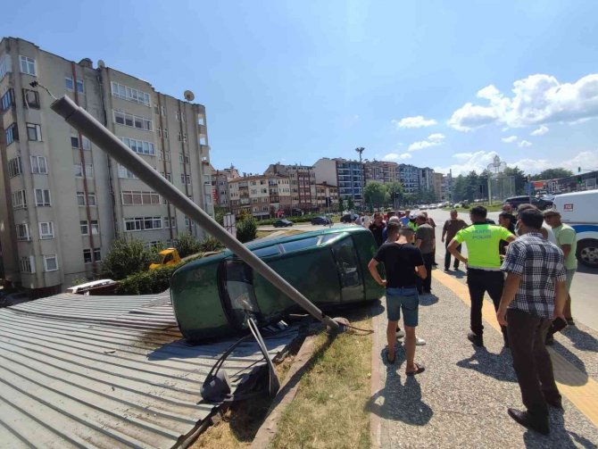 Yoldan çıkan otomobil otoparkın çatısına uçtu