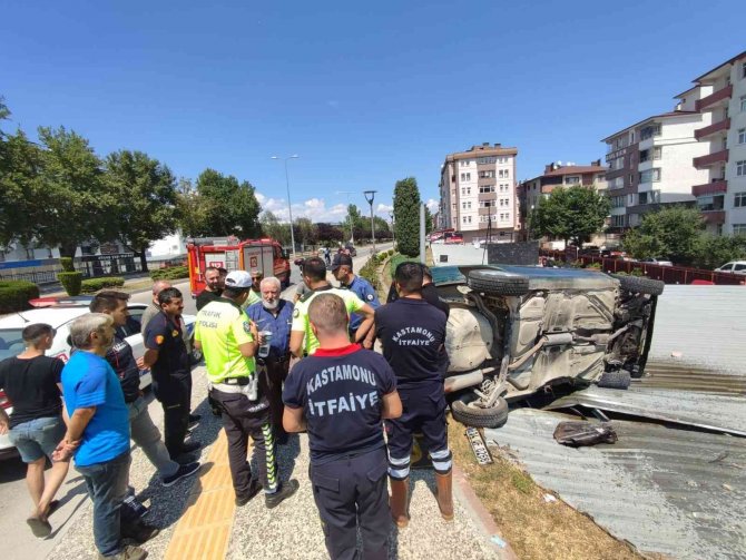 Yoldan çıkan otomobil otoparkın çatısına uçtu