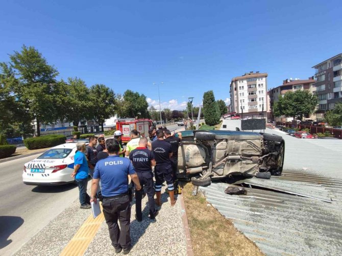 Yoldan çıkan otomobil otoparkın çatısına uçtu