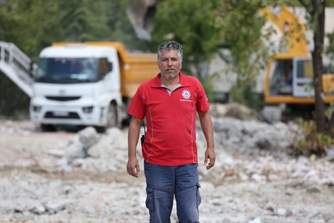 17 Ağustos'ta enkazdan çıkan depremzede, gönüllü itfaiyeci olarak yardıma koşuyor