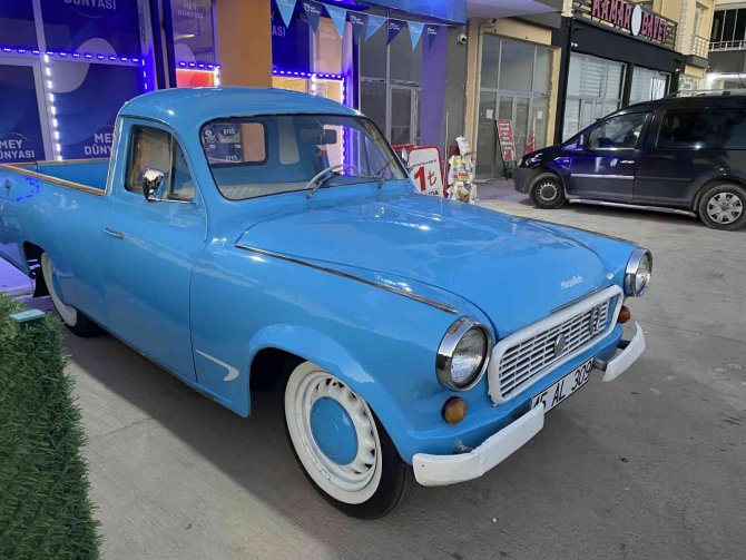 1964 model kamyonet alıcısını bekliyor