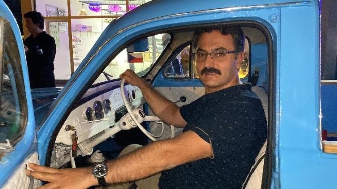 1964 model kamyonet alıcısını bekliyor