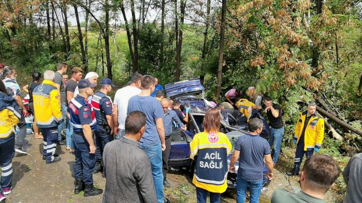 Ağaca çarpan otomobil, yağmur suyu kanalına devrildi: 3 yaralı