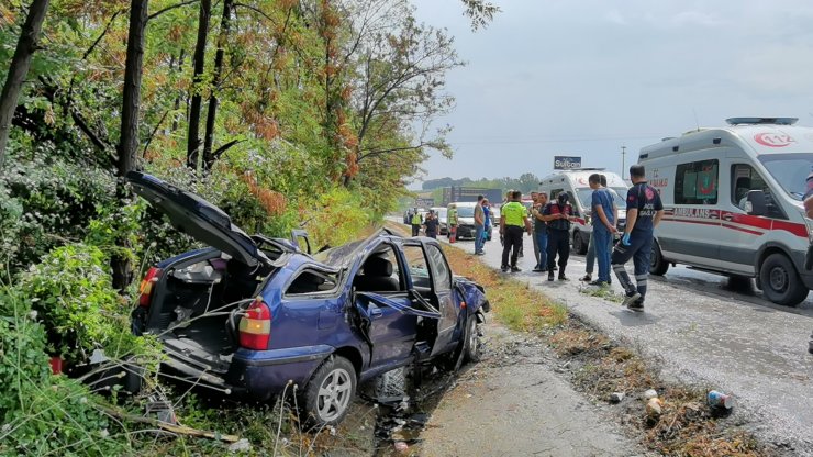 Ağaca çarpan otomobil, yağmur suyu kanalına devrildi: 3 yaralı