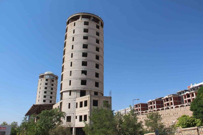 Ailesi tarafından terk edilen adam 12 katlı kuleye çıktı, ekipler ikna etti