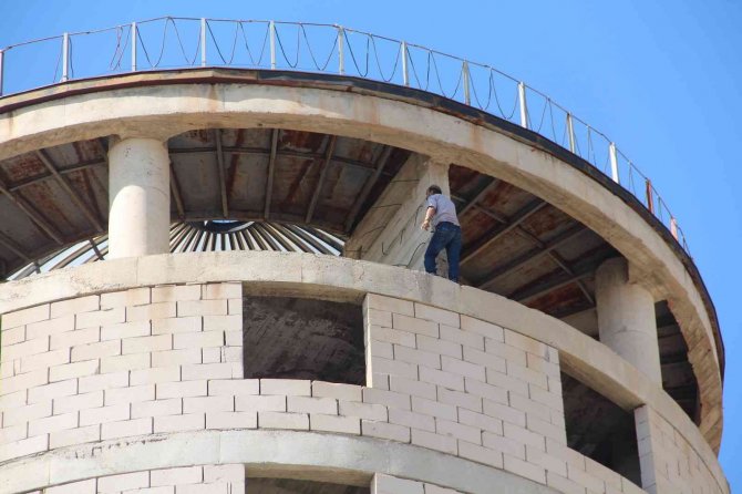 Ailesi tarafından terk edilen adam 12 katlı kuleye çıktı, ekipler ikna etti