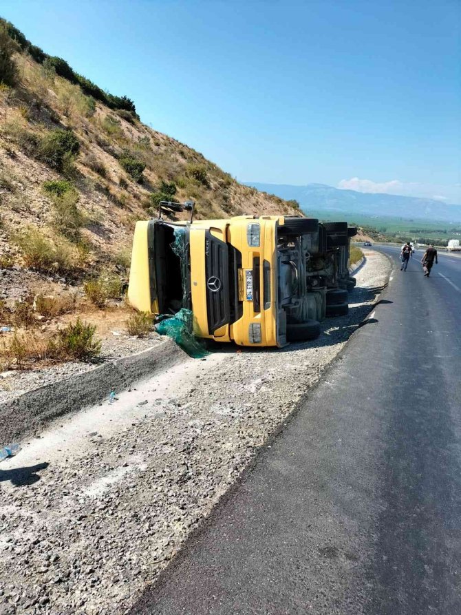 Akaryakıt tankeri devrildi, yakıt sızıntısının alev almaması için ekipler yoğun çaba sarf etti,