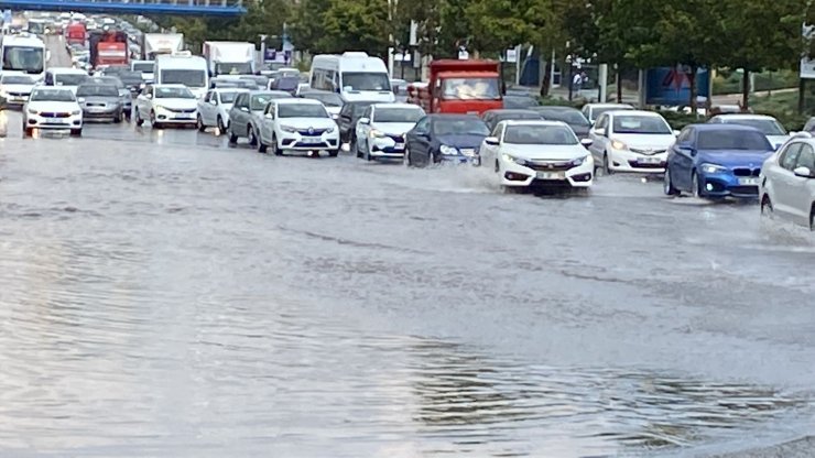 Ankara'da fırtına ve sağanak hayatı felç etti