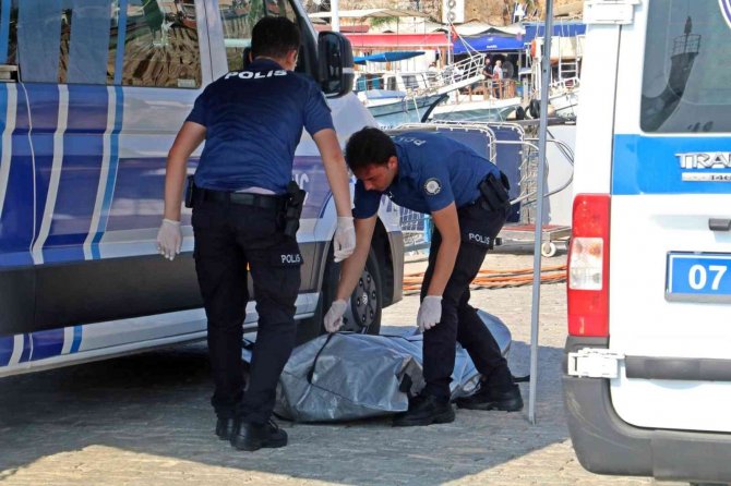 Antalya’da denizde erkek cesedi bulundu