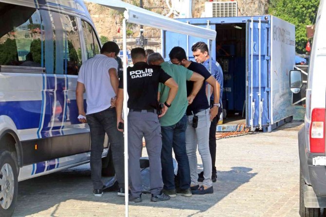 Antalya’da denizde erkek cesedi bulundu