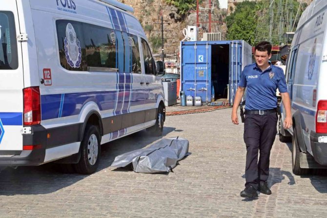 Antalya’da denizde erkek cesedi bulundu