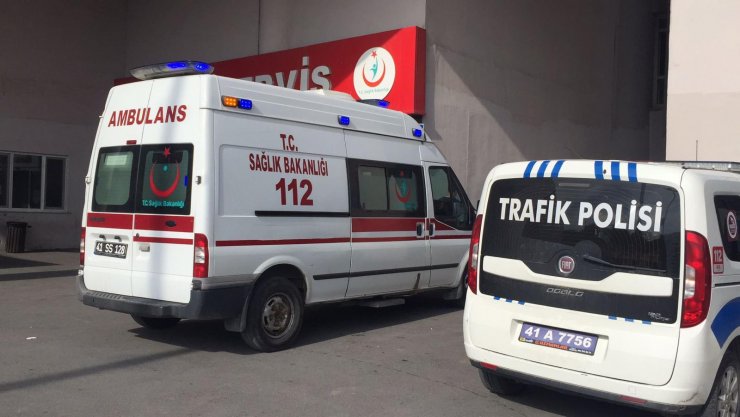 Aydınlatma direğine çarpan motokurye hayatını kaybetti