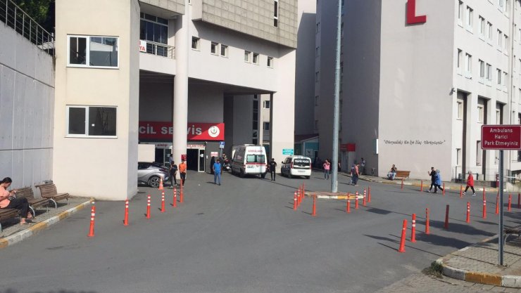 Aydınlatma direğine çarpan motokurye hayatını kaybetti