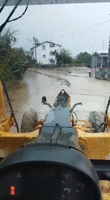 Bursa'da sağanak; dere taştı, araçlar sular içinde kaldı