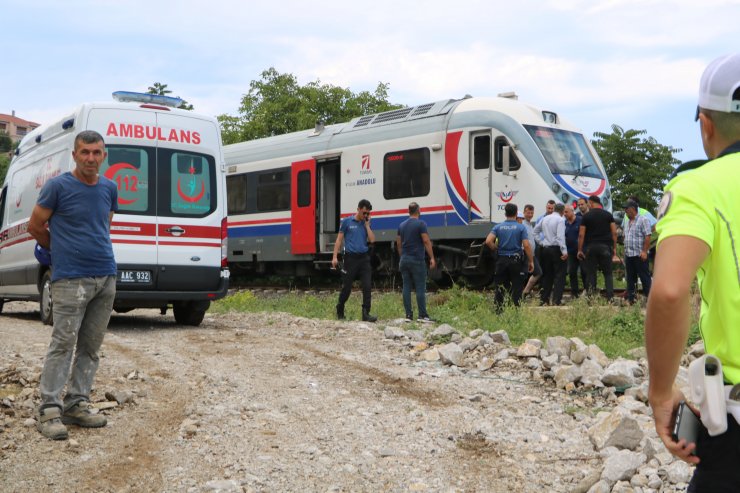 Demir yolunda yürüyen Sudem'e tren çarptı