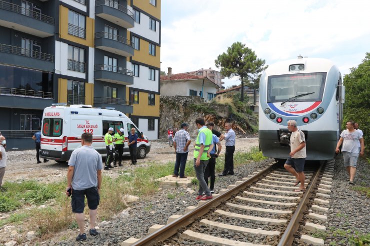 Demir yolunda yürüyen Sudem'e tren çarptı