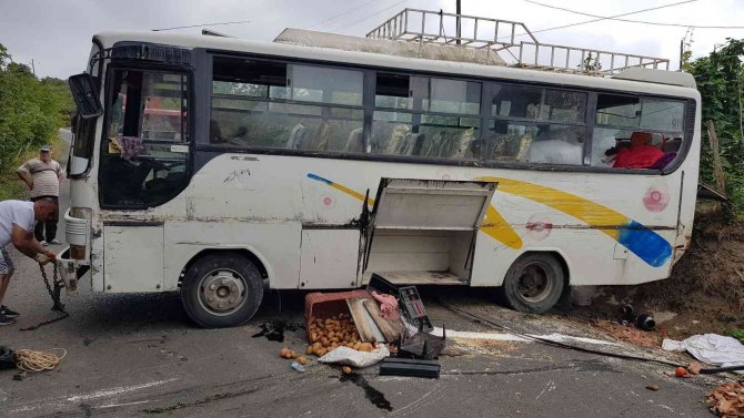 El freni çekilmeyen midibüs devrildi: 3 yaralı
