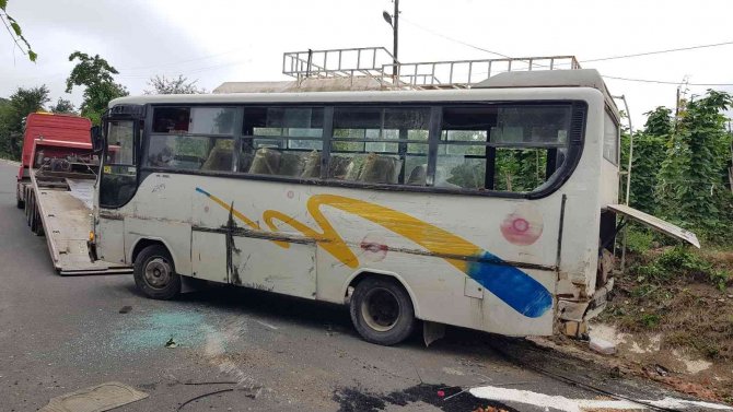 El freni çekilmeyen midibüs devrildi: 3 yaralı