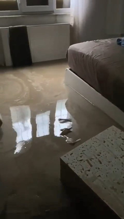 Evden nehir gibi su aktı, ev sahibinin çaresizliği kamerada