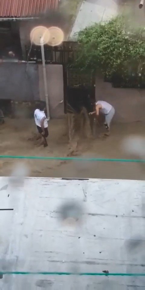 Evden nehir gibi su aktı, ev sahibinin çaresizliği kamerada