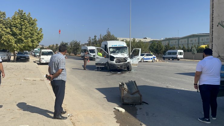 Gaziantep'te işçi servisi, TIR'a çarptı: 6 yaralı