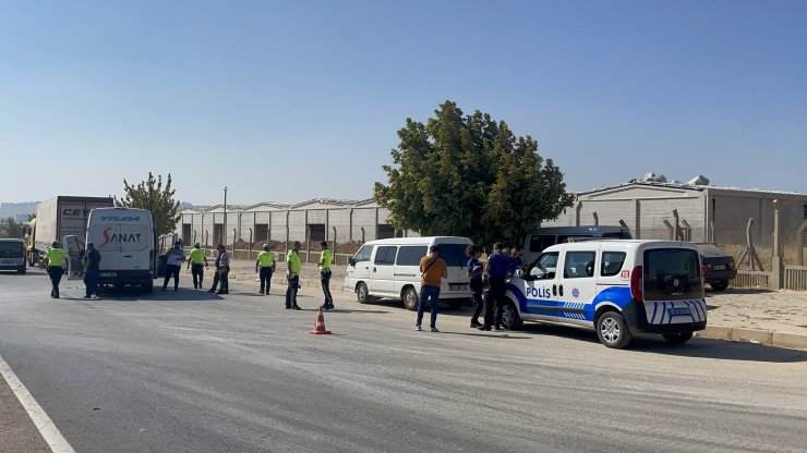 Gaziantep'te işçi servisi, TIR'a çarptı: 6 yaralı