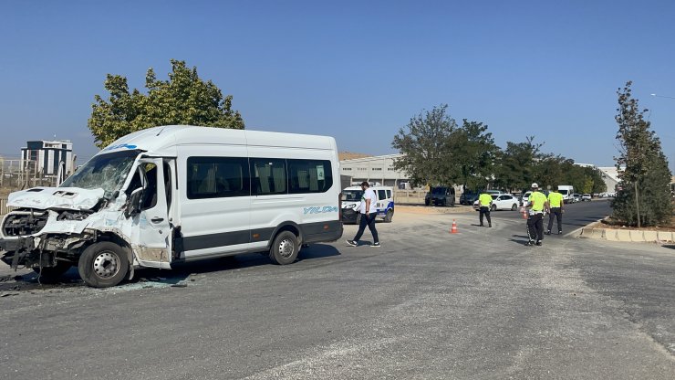 Gaziantep'te işçi servisi, TIR'a çarptı: 6 yaralı