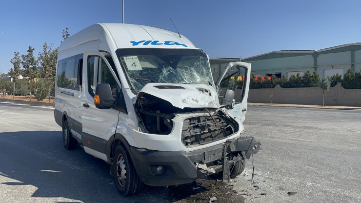 Gaziantep'te işçi servisi, TIR'a çarptı: 6 yaralı