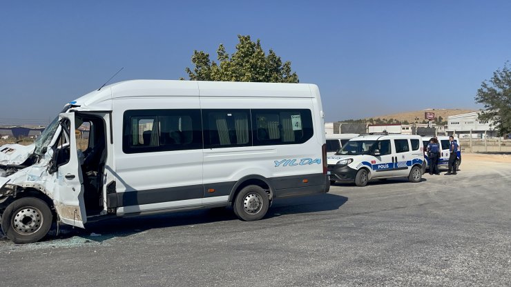 Gaziantep'te işçi servisi, TIR'a çarptı: 6 yaralı