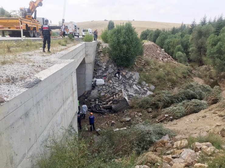 Hafif ticari araç şarampole yuvarlandı: 2 ölü