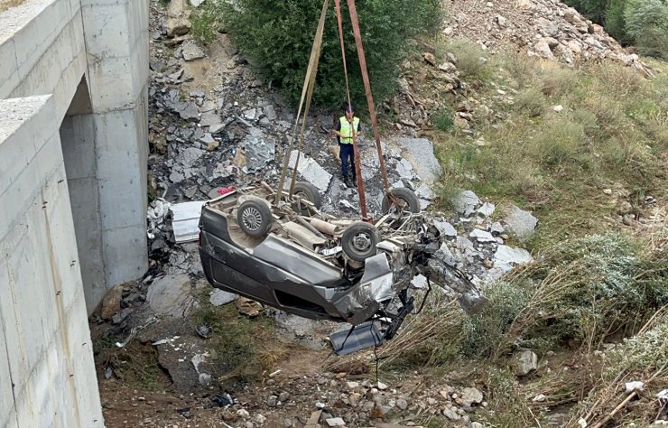 Hafif ticari araç şarampole yuvarlandı: 2 ölü