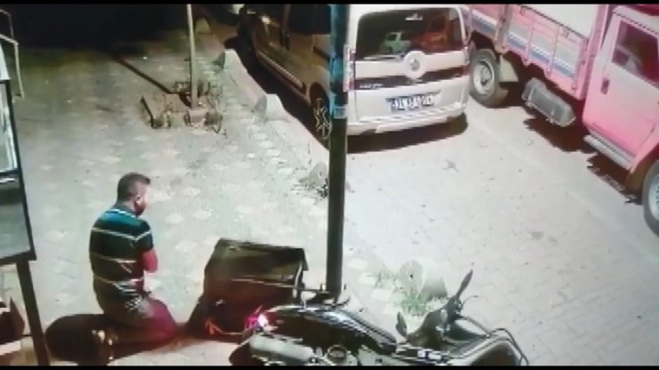 Hırsıza uçan tekmeli engel