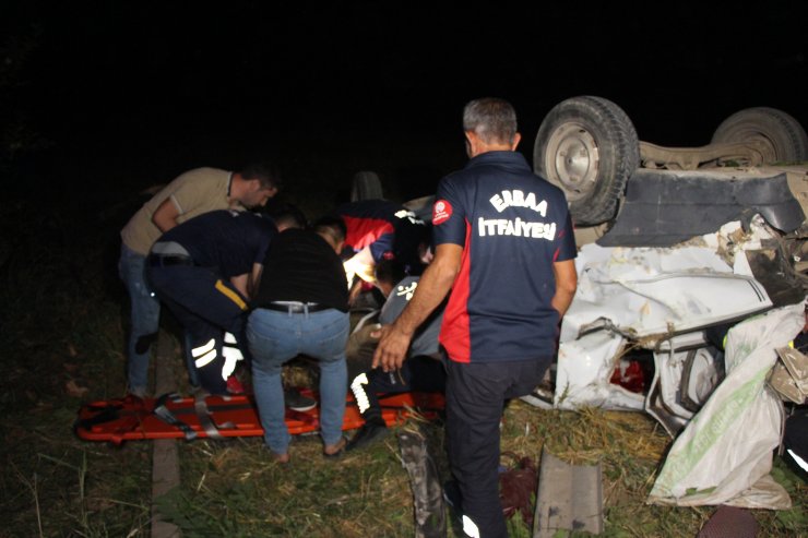 İki otomobil çarpıştı: 4'ü çocuk 8 yaralı