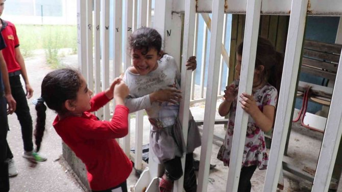 Kapısı kilitli yangın merdivenine giren çocuklar, demir parmaklıklardan güçlükle çıkarıldı