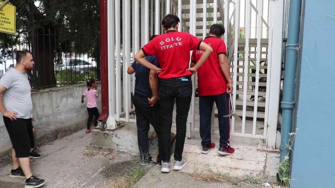 Kapısı kilitli yangın merdivenine giren çocuklar, demir parmaklıklardan güçlükle çıkarıldı