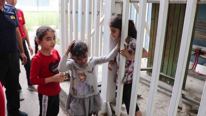 Kapısı kilitli yangın merdivenine giren çocuklar, demir parmaklıklardan güçlükle çıkarıldı