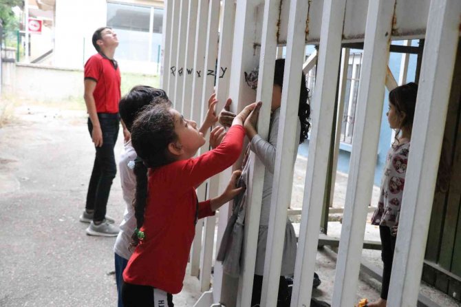 Kapısı kilitli yangın merdivenine giren çocuklar, demir parmaklıklardan güçlükle çıkarıldı