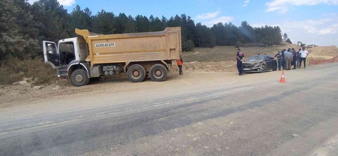 Kastamonu’da otomobil hafriyat kamyonuna çarptı: 4 yaralı