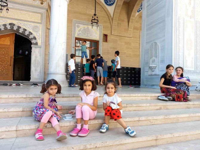 Kur’an kursu öğrencileri ve velilerinden aşure hayrı