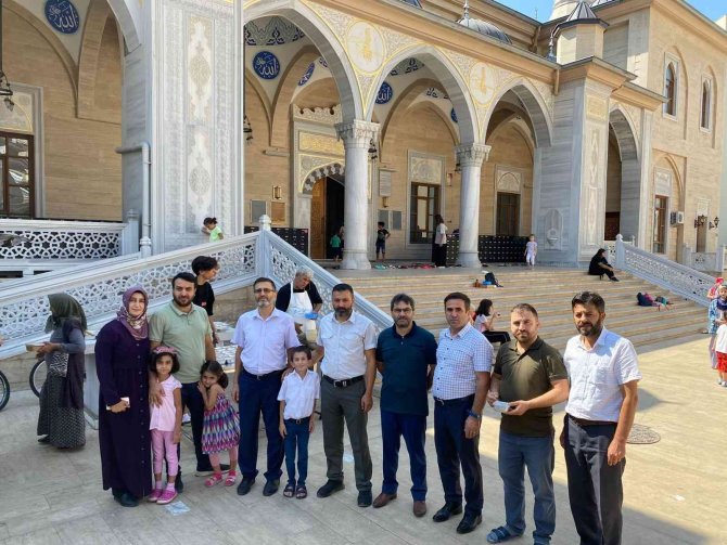 Kur’an kursu öğrencileri ve velilerinden aşure hayrı