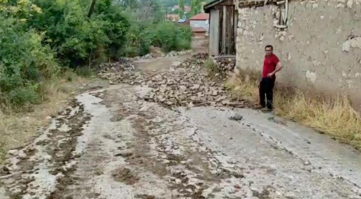 Kütahya'da sağanak; ev ve ağılları su bastı