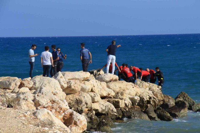 Mersin’de denize giren iki arkadaştan biri boğuldu, diğeri yoğun bakıma alındı