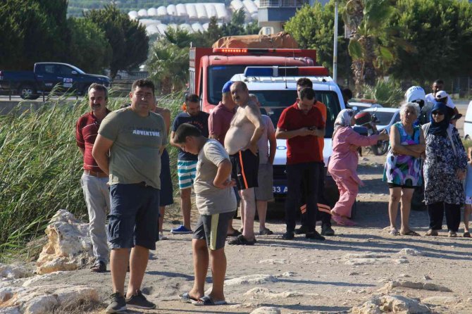 Mersin’de denize giren iki arkadaştan biri boğuldu, diğeri yoğun bakıma alındı
