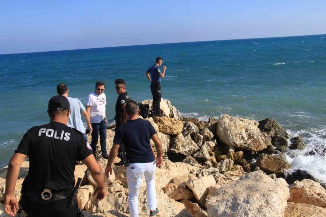 Mersin’de denize giren iki arkadaştan biri boğuldu, diğeri yoğun bakıma alındı