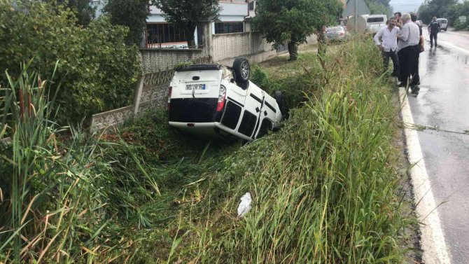 Önce kamyona çarptı sonra su kanalına düştü