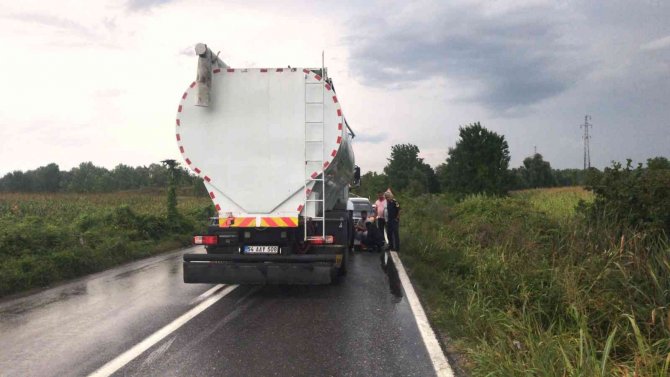 Önce kamyona çarptı sonra su kanalına düştü