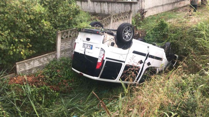 Önce kamyona çarptı sonra su kanalına düştü