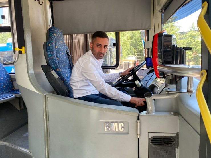 Otobüs şoförü, fenalaşan hamile yolcuyu sırtında hastaneye taşıdı