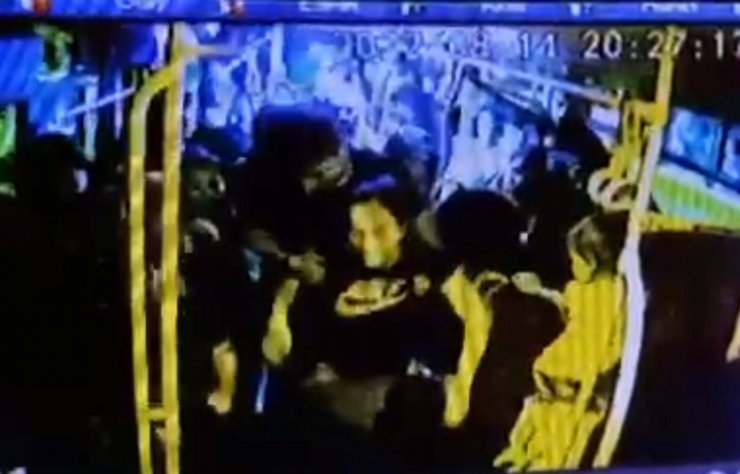 Otobüs şoförü, fenalaşan hamile yolcuyu sırtında hastaneye taşıdı